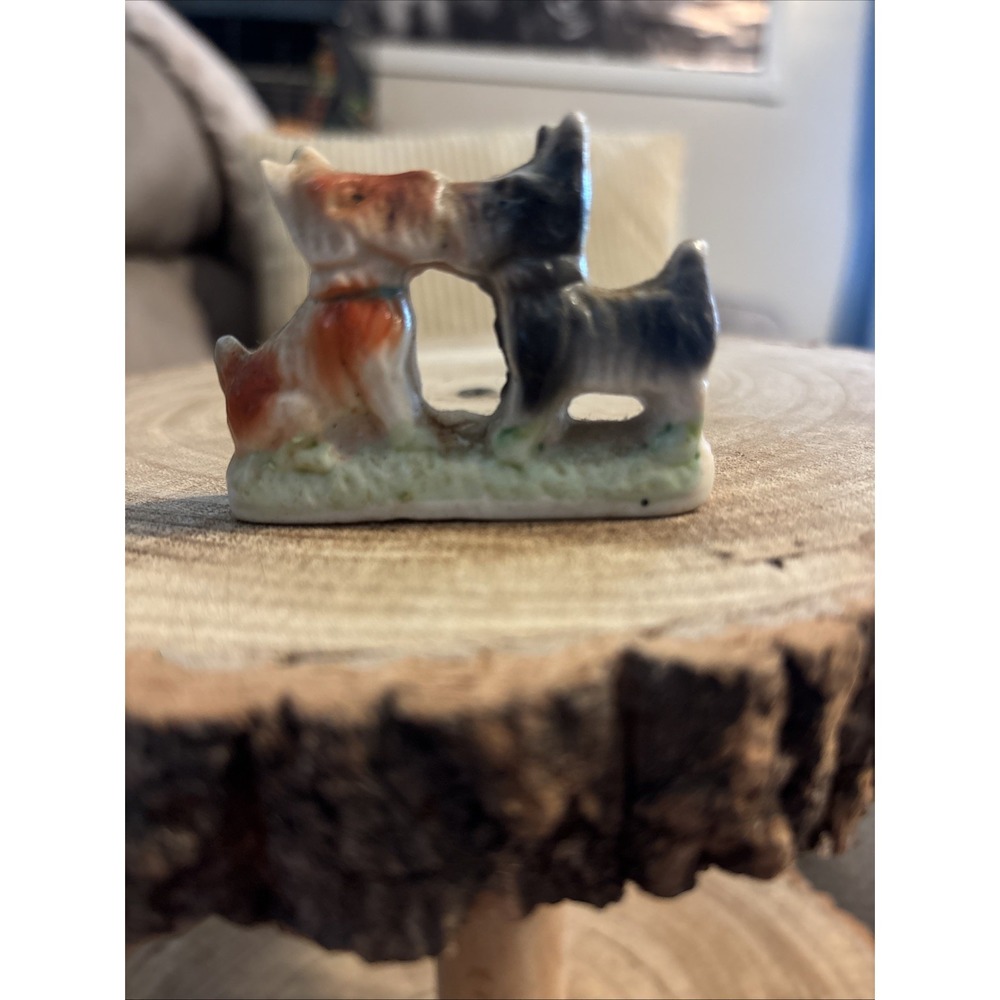 Vtg Scottish Terriers Dogs kissing ceramic miniature Figurine 2"x2" Japan